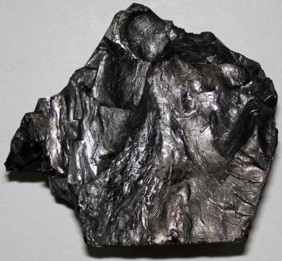 İthal yüksek kalorili kömürü temsil eden parlak siyah kömür örneği